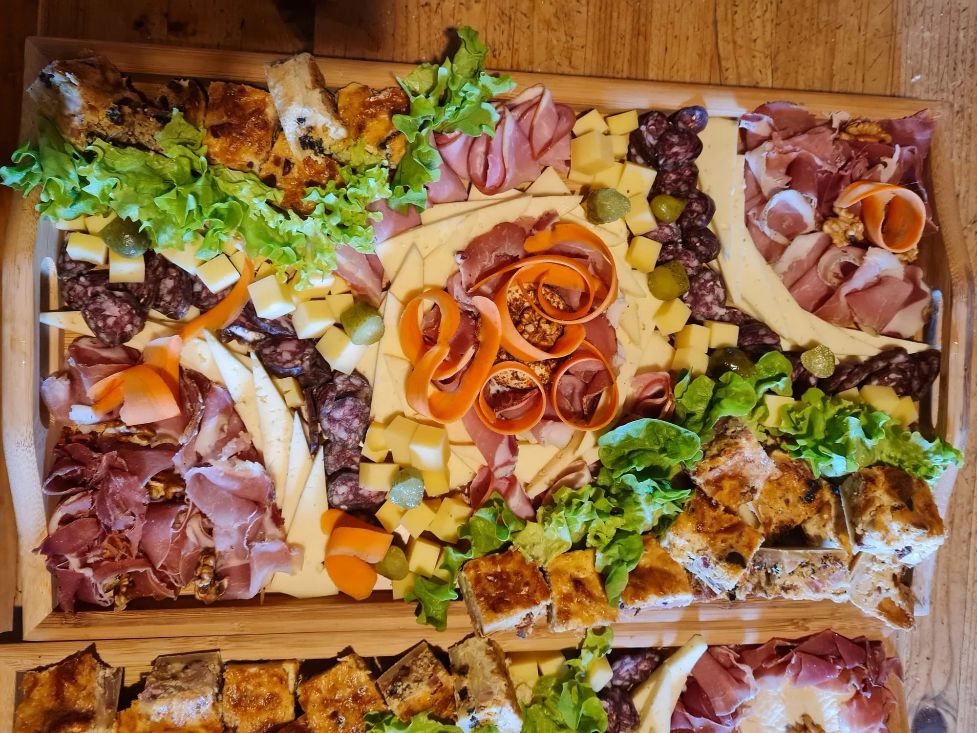Plateau de buffet : jambon cru, saucisson, fromages, cakes salés et salade.