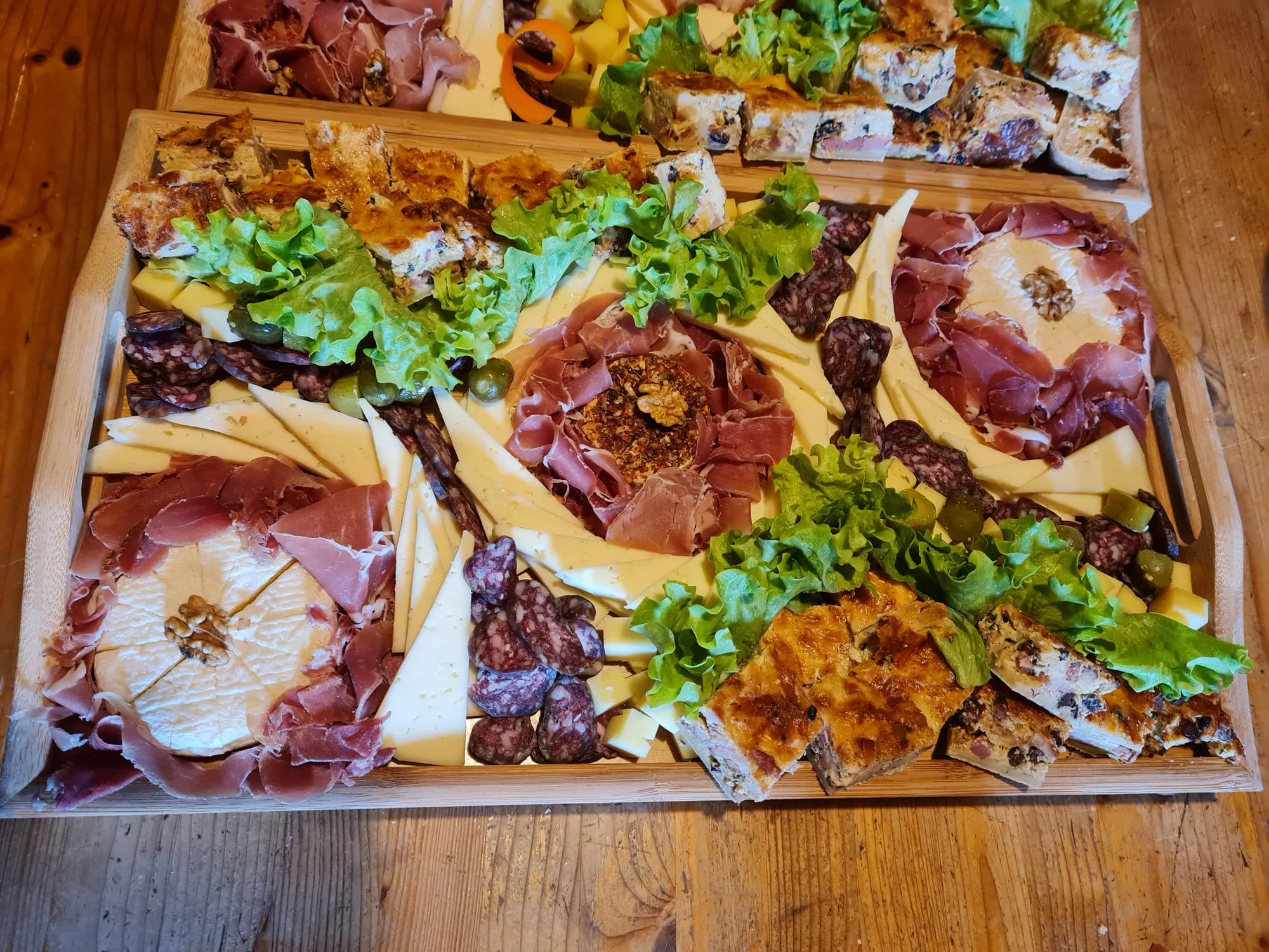 Plateau de charcuterie et de fromages : jambon cru, saucisson, fromages garnis de noix, cakes salés.
